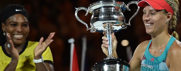 Serena Williams und Angelique Kerber bei der Siegerehrung der Australian Open 2016 Serena Williams und Angelique Kerber bei der Siegerehrung der Australian Open 2016