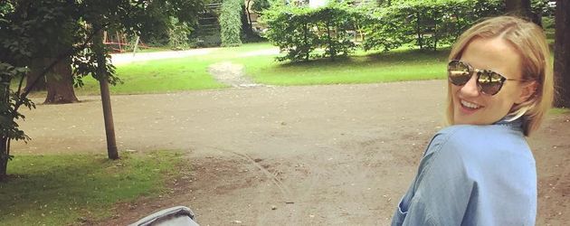 Ania Niedieck mit Kinderwagen Ania Niedieck mit Kinderwagen