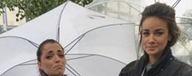 Anne Menden und Janina Uhse im Regen Anne Menden und Janina Uhse im Regen
