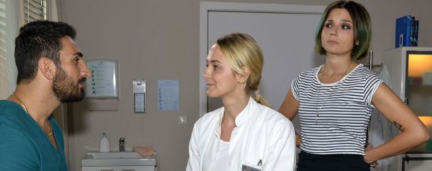 Anni (Linda Marlen Runge r.) ertappt Mesut (Mustafa Alin) beim Flirten mit Maja (Anne Catrin Märzke) Anni (Linda Marlen Runge r.) ertappt Mesut (Mustafa Alin) beim Flirten mit Maja (Anne Catrin Märzke)