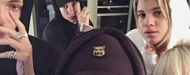 Anwar Hadid (l.), Star-Tätowierer Jon Boy (v.) und Sofia Richie (r. h.) Anwar Hadid (l.), Star-Tätowierer Jon Boy (v.) und Sofia Richie (r. h.)