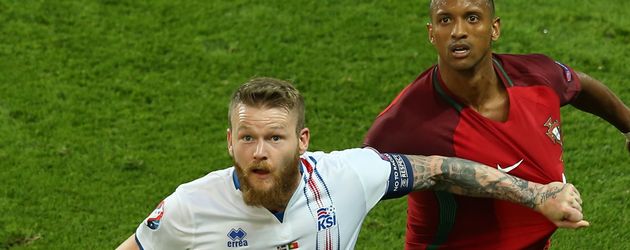 Aron Gunnarsson im Zweikampf mit Nani bei der EM 2016 Aron Gunnarsson im Zweikampf mit Nani bei der EM 2016