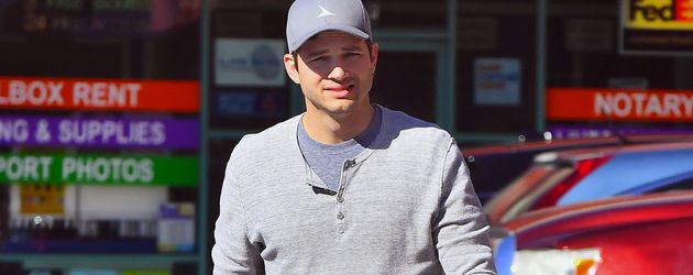 Ashton Kutcher vor einem Supermarkt in Los Angeles Ashton Kutcher vor einem Supermarkt in Los Angeles