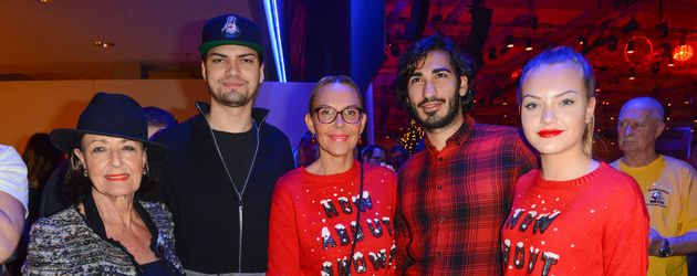 Bärbel Wierichs (li.) mit ihrer Tochter Natascha, deren Freund Umut u. den Enkeln Jimi und Cheyenne Bärbel Wierichs (li.) mit ihrer Tochter Natascha, deren Freund Umut u. den Enkeln Jimi und Cheyenne