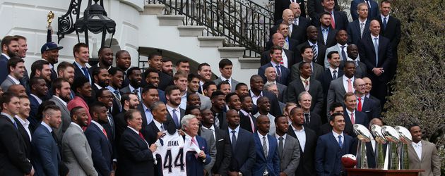 Barack Obama mit den New England Patriots vor dem Weißen Haus 2015 Barack Obama mit den New England Patriots vor dem Weißen Haus 2015