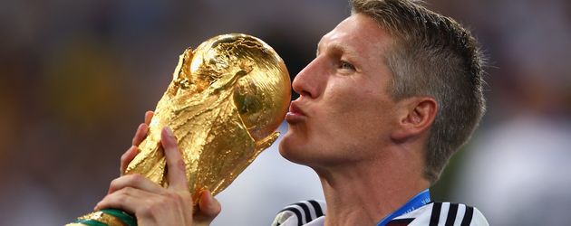 Bastian Schweinsteiger mit dem WM-Pokal 2014 Bastian Schweinsteiger mit dem WM-Pokal 2014