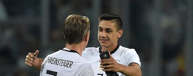 Bastian Schweinsteiger mit einem Fan bei seinem Abschiedsspiel Bastian Schweinsteiger mit einem Fan bei seinem Abschiedsspiel
