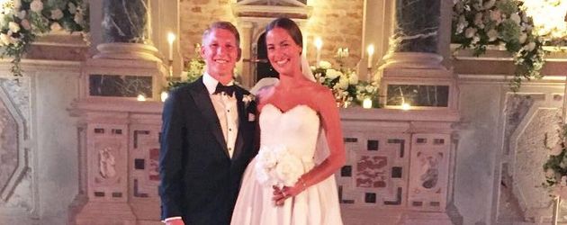 Bastian Schweinsteiger und Ana Ivanovic kurz nach ihrer kirchlichen Trauung Bastian Schweinsteiger und Ana Ivanovic kurz nach ihrer kirchlichen Trauung