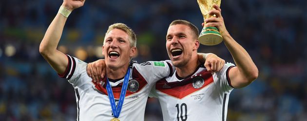 Bastian Schweinsteiger und Lukas Podolski nach dem WM-Sieg 2014 Bastian Schweinsteiger und Lukas Podolski nach dem WM-Sieg 2014