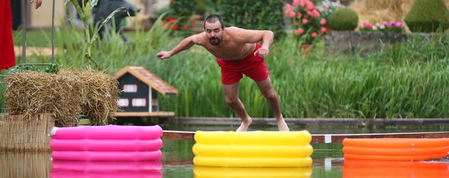 Bauer Leonhard in einer Szene von "Bauer sucht Frau - Die große Bauernolympiade" Bauer Leonhard in einer Szene von "Bauer sucht Frau - Die große Bauernolympiade"