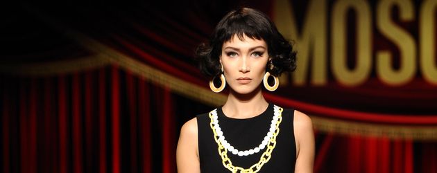Bella Hadid in einem "Papieroutfit" Bella Hadid in einem "Papieroutfit"