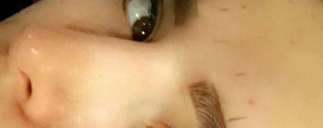 Bella Thorne während ihrer Permanent-Make-up-Session Bella Thorne während ihrer Permanent-Make-up-Session