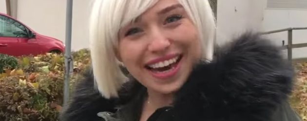 Bibi Heinicke mit Perücke im Freien Bibi Heinicke mit Perücke im Freien