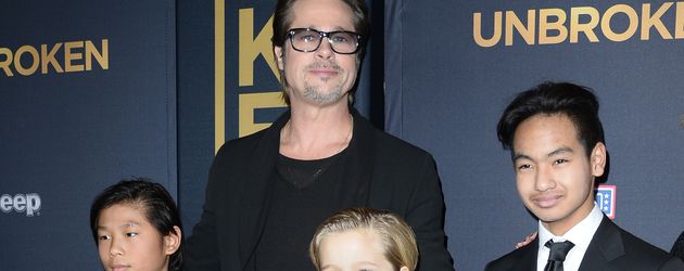 Brad Pitt mit Pax, Shiloh und Maddox bei der Premiere des Films "Unbroken" Brad Pitt mit Pax, Shiloh und Maddox bei der Premiere des Films "Unbroken"