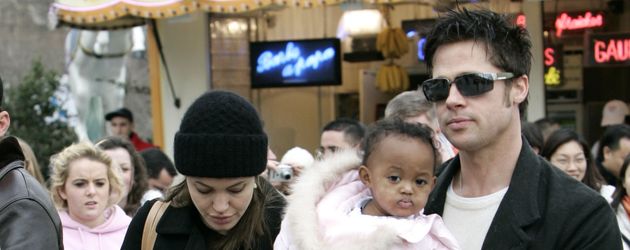 Brad Pitt und Angelina Jolie mit Tochter Zahara Brad Pitt und Angelina Jolie mit Tochter Zahara
