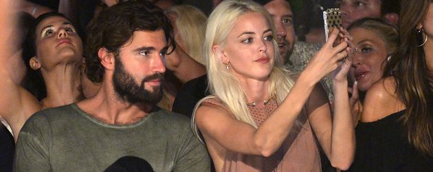 Brody Jenner und Kaitlyn Carter bei einer Modenschau in Miami Beach, Florida Brody Jenner und Kaitlyn Carter bei einer Modenschau in Miami Beach, Florida