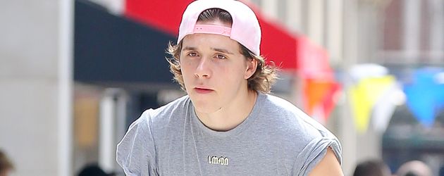 Brooklyn Beckham auf dem Skateboard in New York City Brooklyn Beckham auf dem Skateboard in New York City
