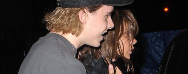 Brooklyn Beckham stützt seine Mutter Victoria nach einer Privatparty in New York Brooklyn Beckham stützt seine Mutter Victoria nach einer Privatparty in New York