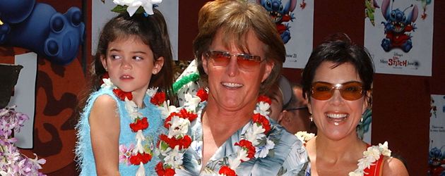 Bruce und Kris Jenner mit ihren Töchtern Kylie und Kendall im Jahr 2000 Bruce und Kris Jenner mit ihren Töchtern Kylie und Kendall im Jahr 2000