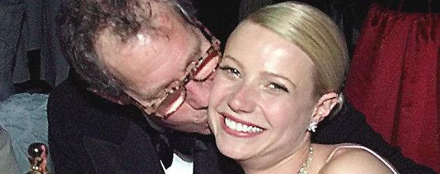 Bruce Paltrow küsst Tochter Gwyneth Bruce Paltrow küsst Tochter Gwyneth
