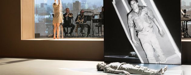 Michael C. Hall auf der Bühne des David Bowie Musicals "Lazarus" in London Michael C. Hall auf der Bühne des David Bowie Musicals "Lazarus" in London