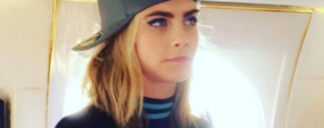 Cara Delevingne mit Ring am Finger Cara Delevingne mit Ring am Finger