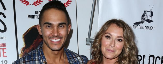 Carlos Pena im Karohemd und Alexa Vega im roten Kleid Carlos Pena im Karohemd und Alexa Vega im roten Kleid