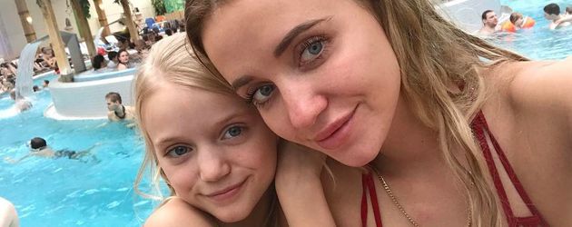Cathy Lugner (rechts) und ihre Tochter Leonie im März 2017 Cathy Lugner (rechts) und ihre Tochter Leonie im März 2017