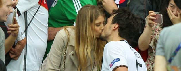Cathy und Mats Hummels nach dem EM-Sieg gegen Nordirland Cathy und Mats Hummels nach dem EM-Sieg gegen Nordirland
