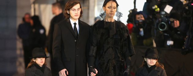 Celine Dion mit ihren Söhnen auf der Beerdigung von René Angélil Celine Dion mit ihren Söhnen auf der Beerdigung von René Angélil