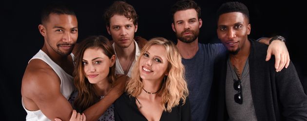 Charles Michael Davis, Phoebe Tonkin, Joseph Morgan, Riley Voelkel, Daniel Gillies und Yusuf Gatewo Charles Michael Davis, Phoebe Tonkin, Joseph Morgan, Riley Voelkel, Daniel Gillies und Yusuf Gatewo