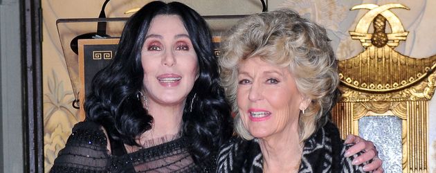 Cher und Mutter Georgia Holt 2010 bei einer Veranstaltung zu Ehren von Cher in Los Angeles. Cher und Mutter Georgia Holt 2010 bei einer Veranstaltung zu Ehren von Cher in Los Angeles.
