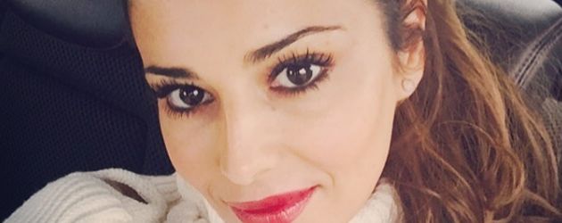 Cheryl mit rotem Lippenstift Cheryl mit rotem Lippenstift