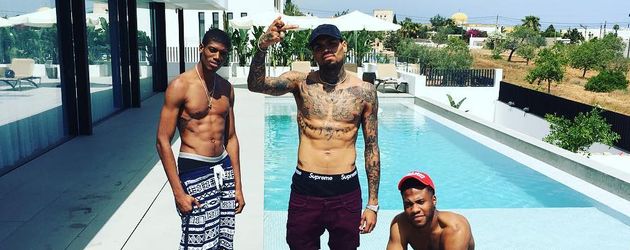 Chris Brown mit Freunden vor einem Ferienhaus auf Ibiza Chris Brown mit Freunden vor einem Ferienhaus auf Ibiza