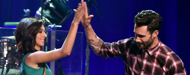 Christina Grimmie und Adam Levine gemeinsam auf der Bühne in Burbank, Kalifornien Christina Grimmie und Adam Levine gemeinsam auf der Bühne in Burbank, Kalifornien