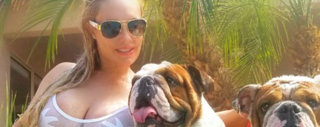 Coco Austin mit ihren beiden Hunden Coco Austin mit ihren beiden Hunden