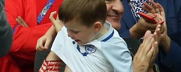 Coleen und ihr Sohn Klay Rooney beim EM-Spiel England gegen Wales Coleen und ihr Sohn Klay Rooney beim EM-Spiel England gegen Wales