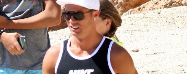 Cristiano Ronaldo im pinken Badehöschen am Strand von Ibiza Cristiano Ronaldo im pinken Badehöschen am Strand von Ibiza