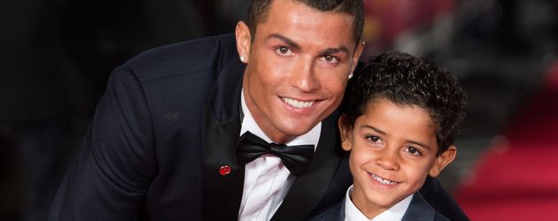 Cristiano Ronaldo mit seinem Sohn Cristiano Ronaldo Jr. bei der Premiere des Films "Ronaldo" Cristiano Ronaldo mit seinem Sohn Cristiano Ronaldo Jr. bei der Premiere des Films "Ronaldo"