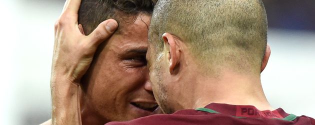 Cristiano Ronaldo und Pepe beim EM-Finale Portugal gegen Frankreich bei der Fussball-EM Cristiano Ronaldo und Pepe beim EM-Finale Portugal gegen Frankreich bei der Fussball-EM