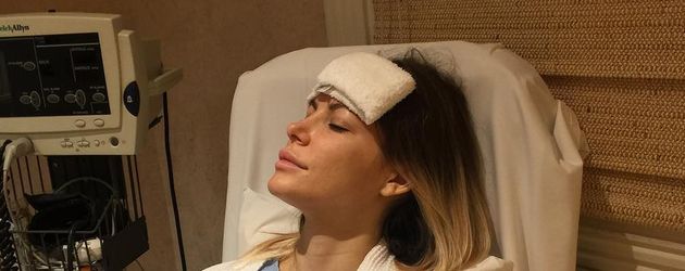 Crystal Hefner im Krankenhaus nach ihrer Brust-OP Crystal Hefner im Krankenhaus nach ihrer Brust-OP