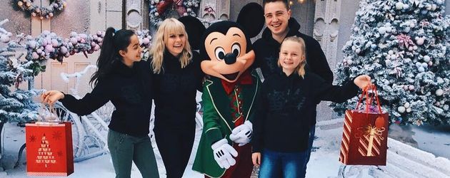 Dagi Bee und Eugen Kazakov mit ihren Schwestern im Disneyland Dagi Bee und Eugen Kazakov mit ihren Schwestern im Disneyland