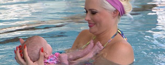 Daniela Katzenberger und Sophia Cordalis beim Baby-Schwimmen Daniela Katzenberger und Sophia Cordalis beim Baby-Schwimmen