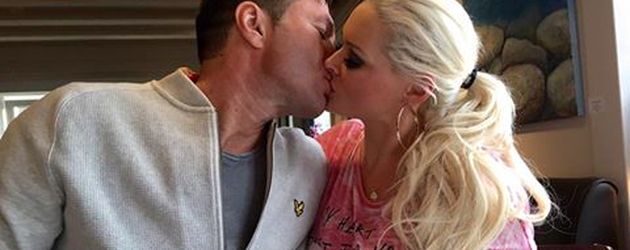 Daniela Katzenberger und Lucas Cordalis zeigen sich verliebt auf einem Kussfoto Daniela Katzenberger und Lucas Cordalis zeigen sich verliebt auf einem Kussfoto
