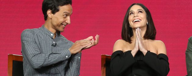 Danny Pudi und Vanessa Hudgens während der TV-Press-Tour für "Powerless" Danny Pudi und Vanessa Hudgens während der TV-Press-Tour für "Powerless"