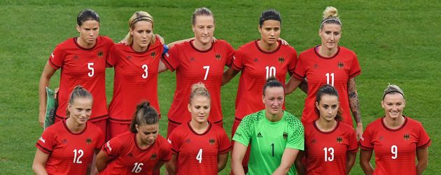 Das Team der deutschen Fußballerinnen beim Gruppenfoto vor dem Olympia-Finalspiel in Rio Das Team der deutschen Fußballerinnen beim Gruppenfoto vor dem Olympia-Finalspiel in Rio