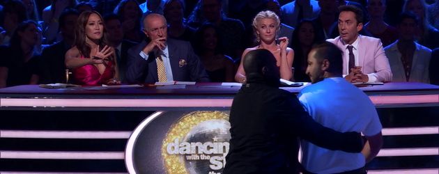 Die Demonstranten der DWTS-Show werden von der Security abgeführt Die Demonstranten der DWTS-Show werden von der Security abgeführt