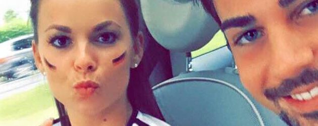Denise Temlitz und Patrick Cuninka freuen sich über einen Sieg der deutschen Fußballnationalmannscha Denise Temlitz und Patrick Cuninka freuen sich über einen Sieg der deutschen Fußballnationalmannscha