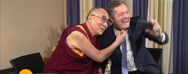 Der Dalai Lama macht ein Selfie mit Piers Morgan Der Dalai Lama macht ein Selfie mit Piers Morgan