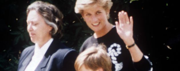 Prinzessin Diana mit ihren Söhnen Harry und William und der Nanny der Jungs Prinzessin Diana mit ihren Söhnen Harry und William und der Nanny der Jungs